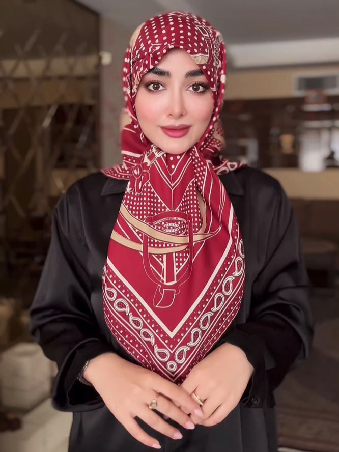 روسری ابریشم توییل زرشکی کد ۱۰۸۱